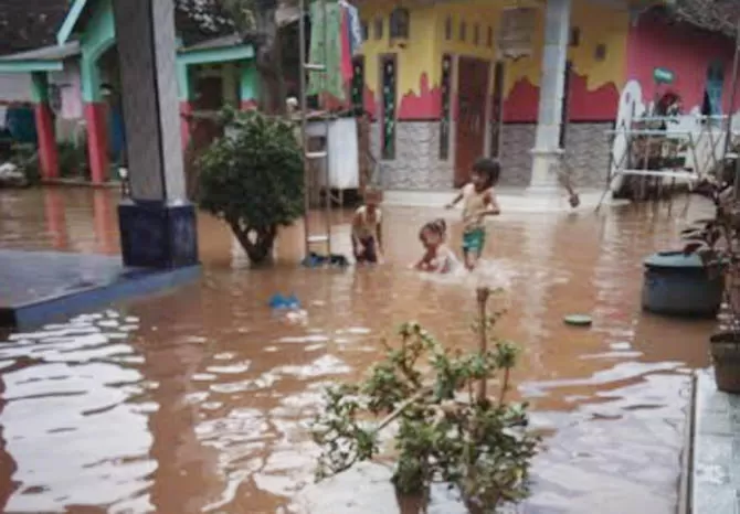 Dinas Sumber Daya Air (SDA) Kabupaten Pasuruan Turunkan Alat Berat Atasi Banjir Winongan
