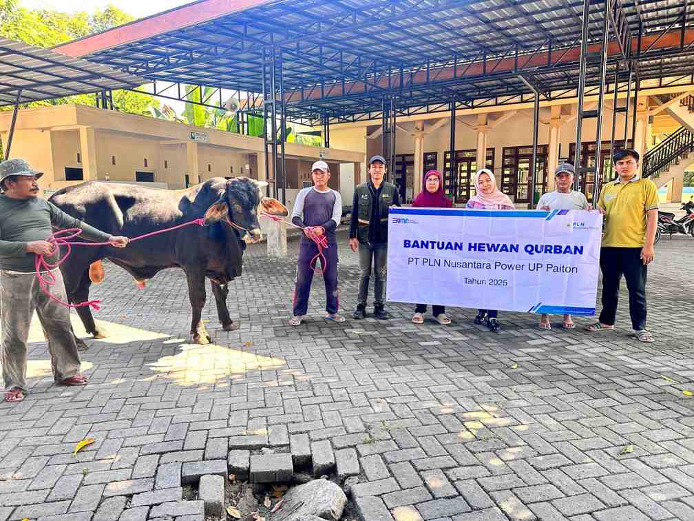 PLN Nusantara Power UP Paiton Serahkan Hewan Qurban untuk Masyarakat Sekitar Pembangkit