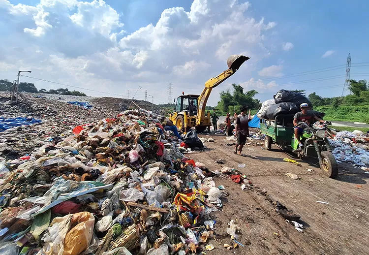 Pemkab Pasuruan Kucurkan Rp150 Juta untuk Perawatan Alat Berat TPA Wonokerto
