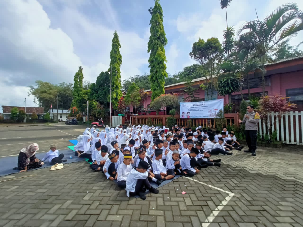 POLSEK PURWODADI GELAR SOSIALISASI GERAKAN ANTI-BULLYING DI SDN GERBO I