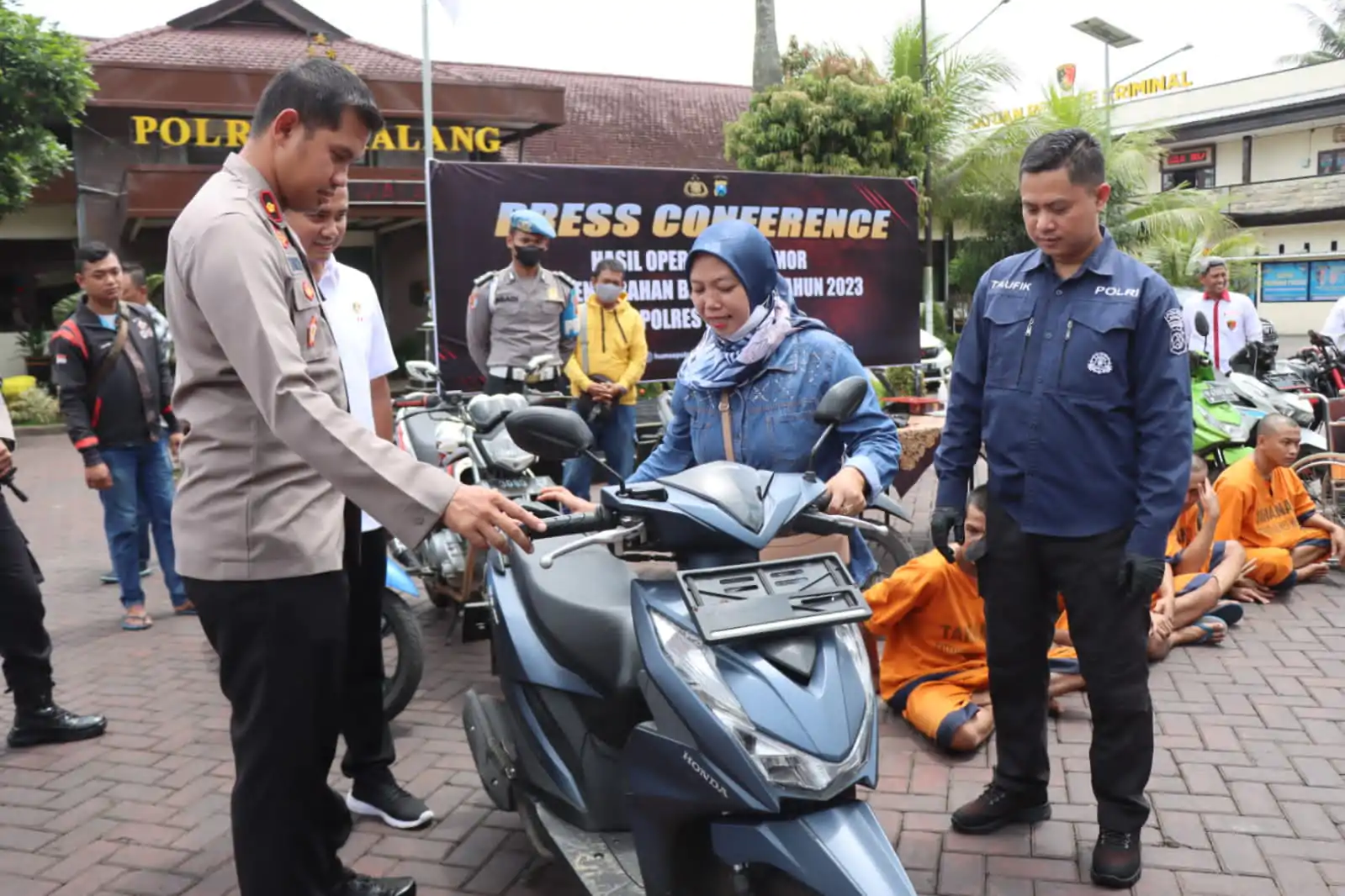Berhasil Ungkap 45 Kasus Curanmor, Polres Malang Kembalikan Motor Kepada Pemiliknya