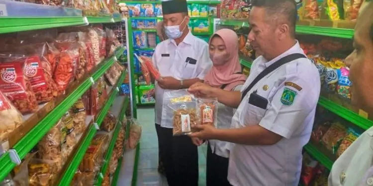 Disperindag Dan OPD Kabupaten Pasuruan Sidak Makanan-Minuman Kadaluarsa