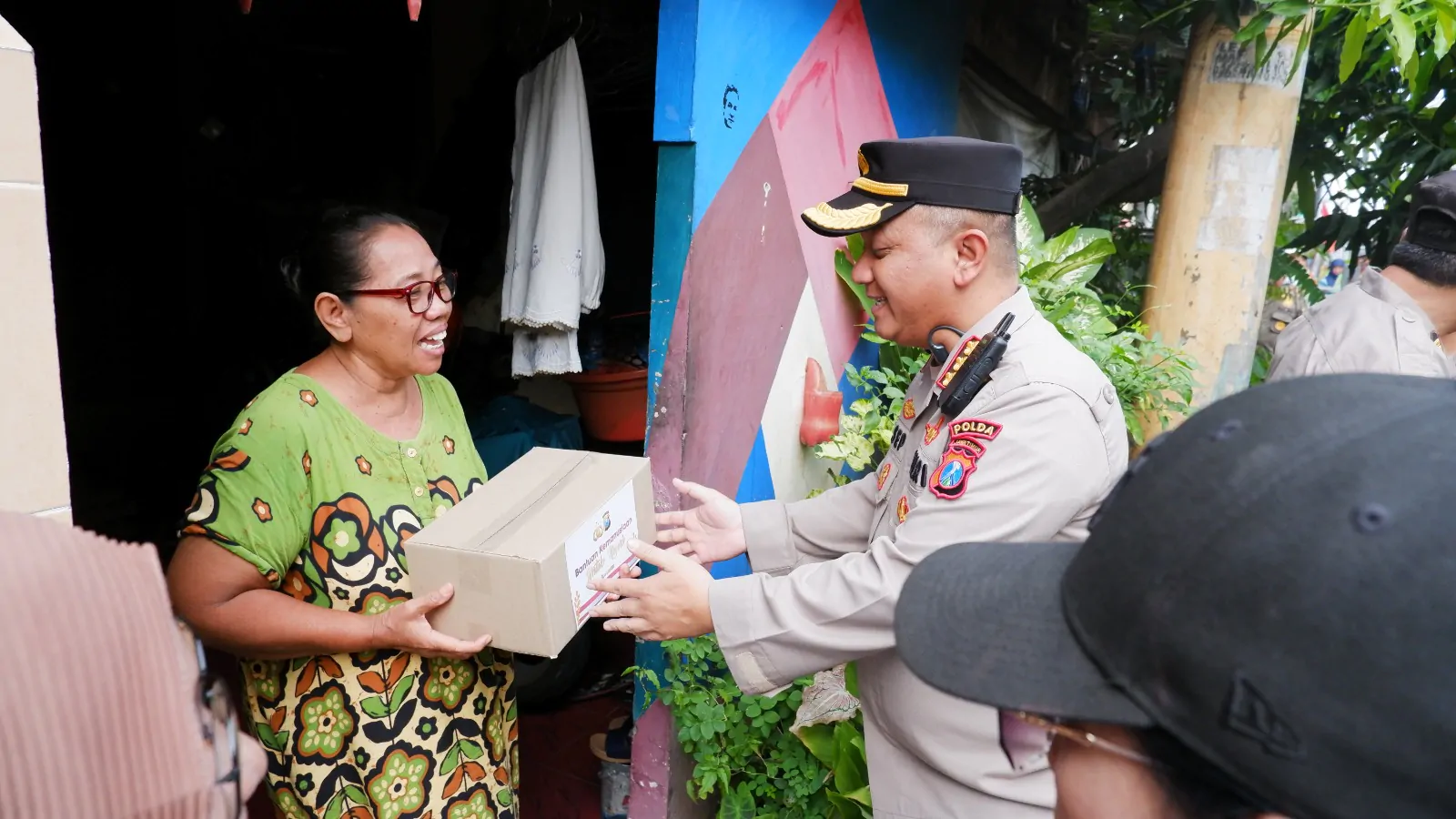 Ditbinmas Polda Jatim Berbagi Bantuan Warga Slum Area Gubeng Kertajaya Senyum Riang