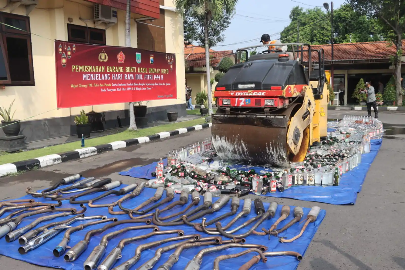 Jelang Pengamanan Idul Fitri 1444 H, Polres Pasuruan Gelar Apel Operasi Ketupat Semeru 2023 Dan Pemusnahan Botol Miras