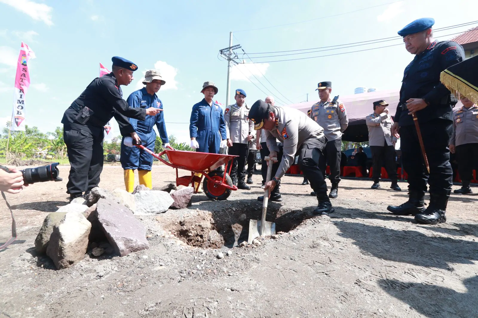 Kapolda Jatim Letakkan Batu Pertama Pembangunan Masjid Al Arif Darmawan