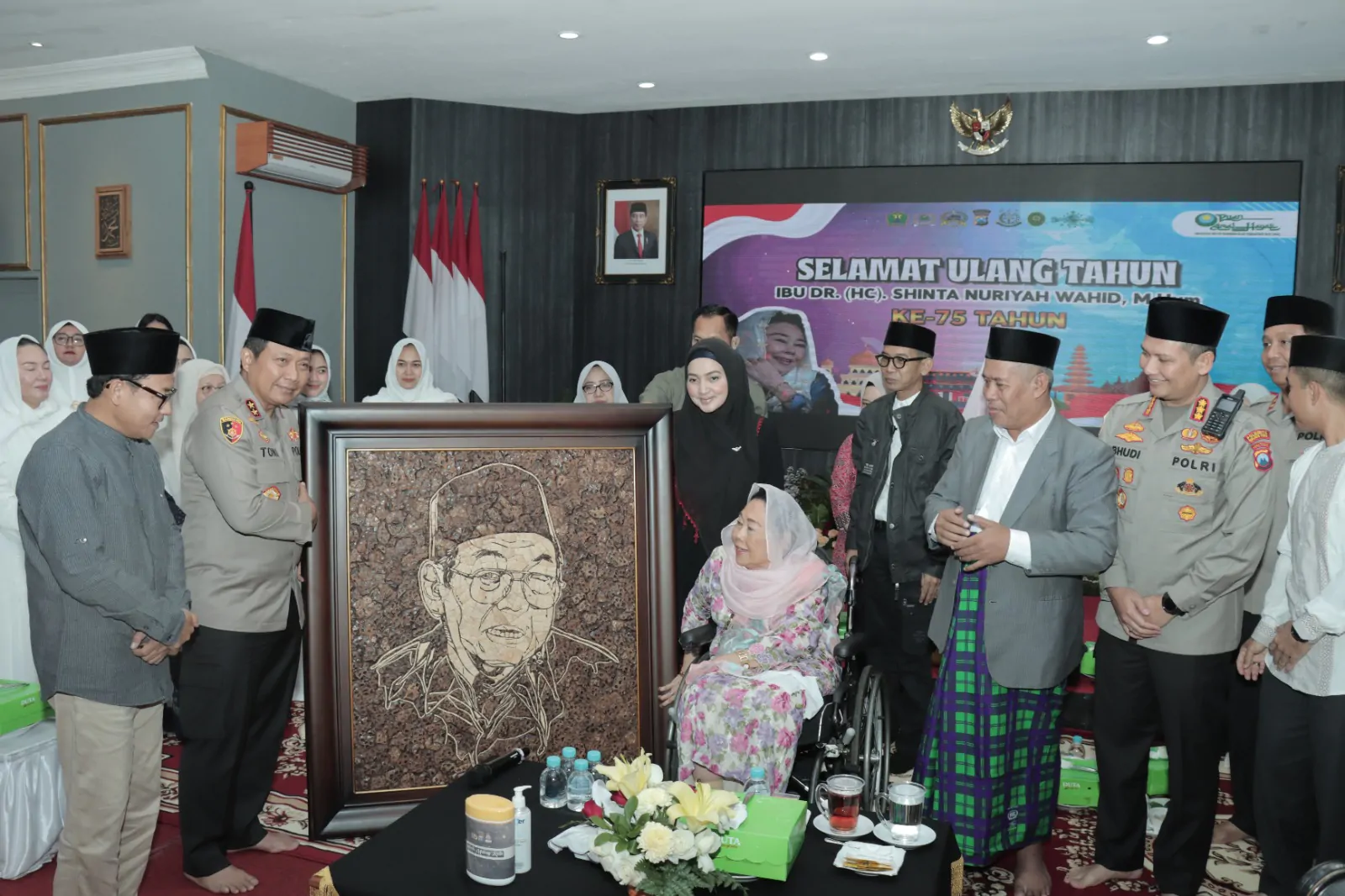 Kapolda Jatim Mengenang Gus Dur, Berikan Poster Unik Untuk Hj. Sinta Nuriyah Wahid