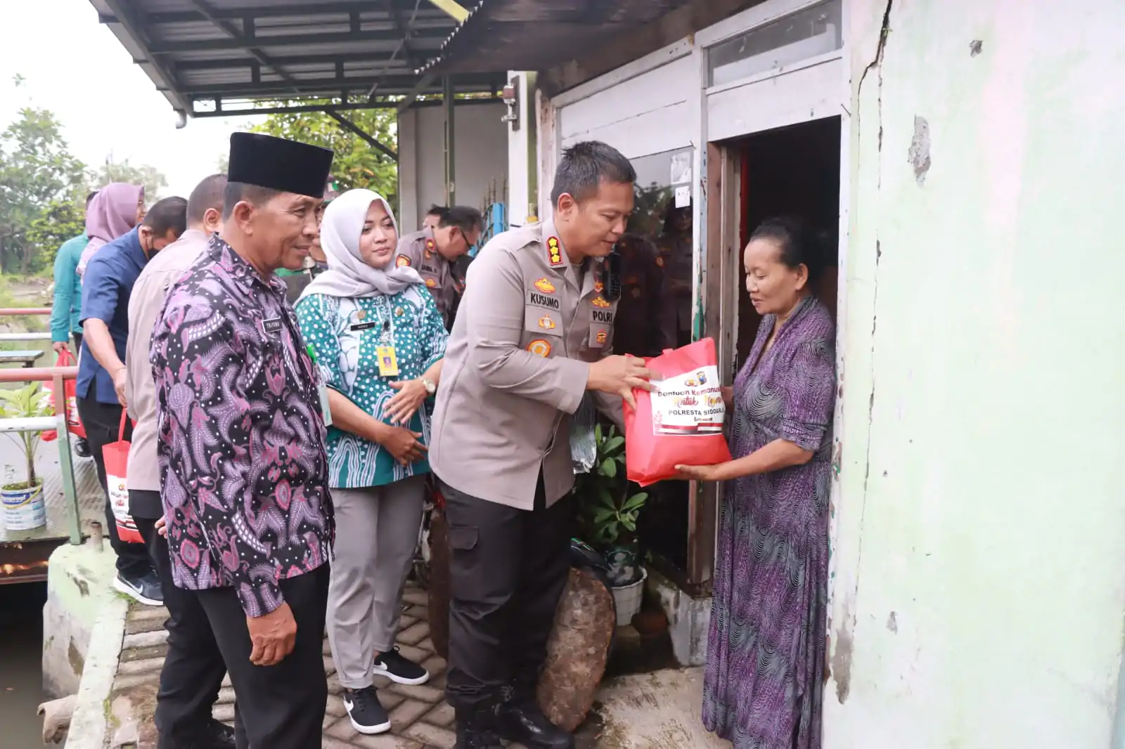 Kapolresta Sidoarjo Blusukan Ke Perkampungan Sapa Warga Dan Salurkan Bansos