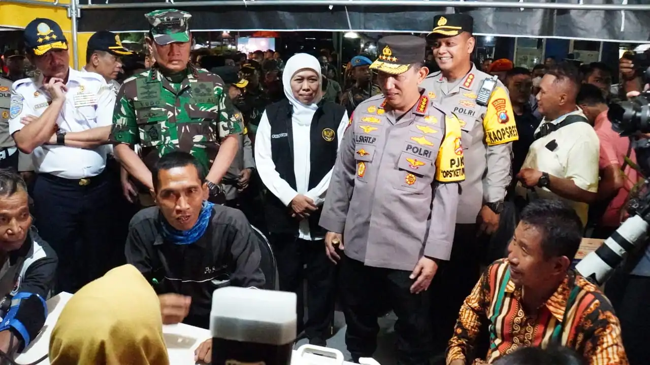 Kapolri Bersama Panglima TNI Tinjau Pos Pelayanan Terpadu Di Terminal Purabaya Jawa Timur