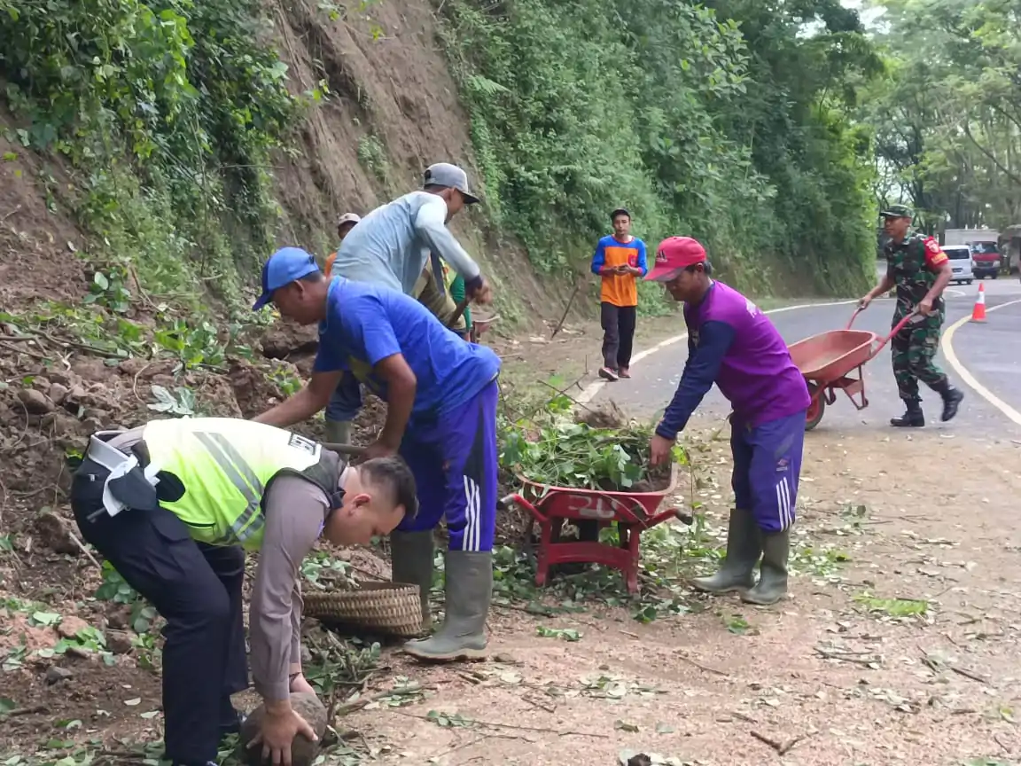 Kompak, Polisi Bersama TNI Dan BPBD Tangani Longsor, Jalur Trenggalek-Ponorogo Kembali Normal