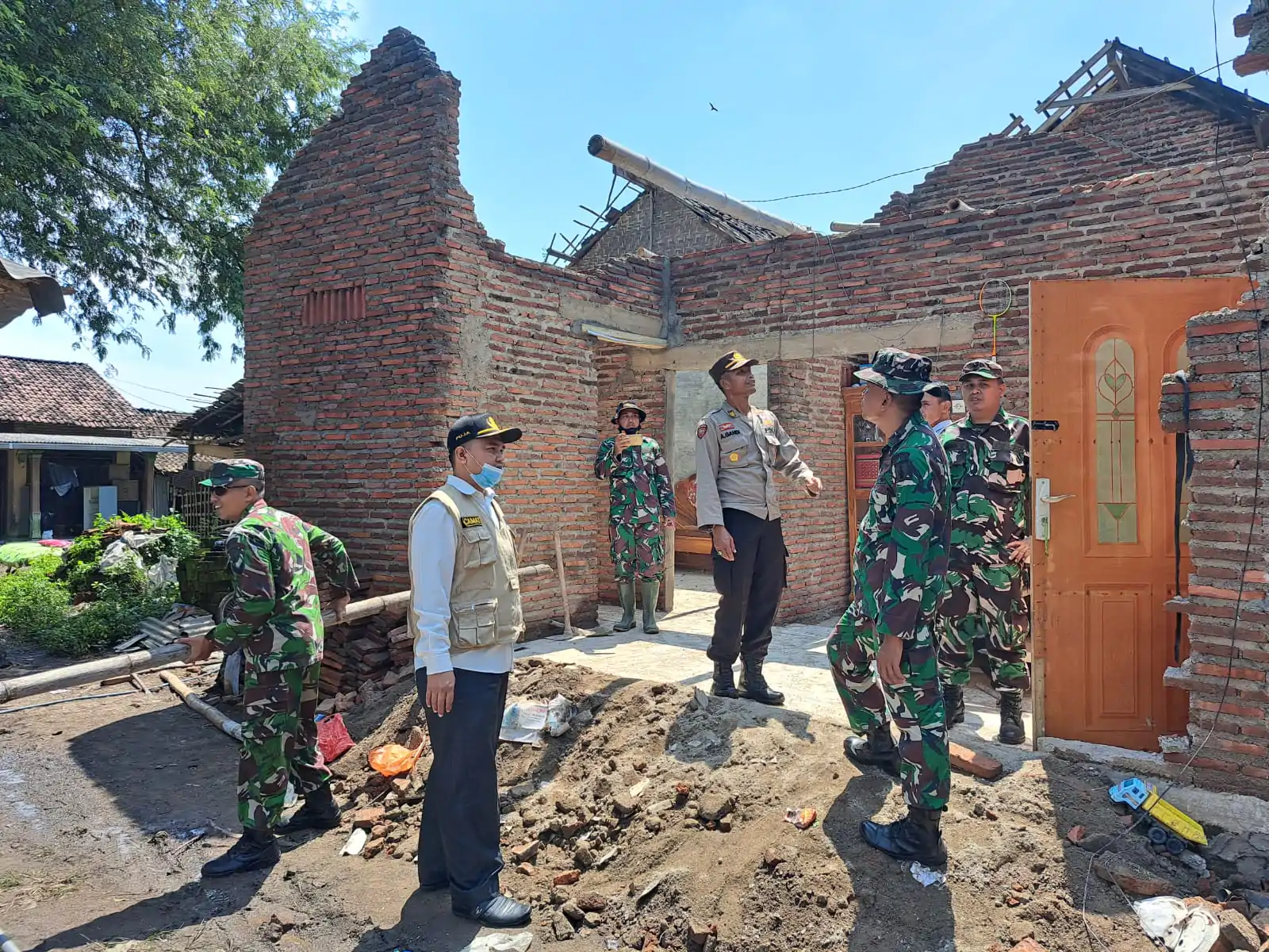 Kompak, Polisi Bersama TNI Gelar Baksos Pasca Angin Kencang Di Probolinggo
