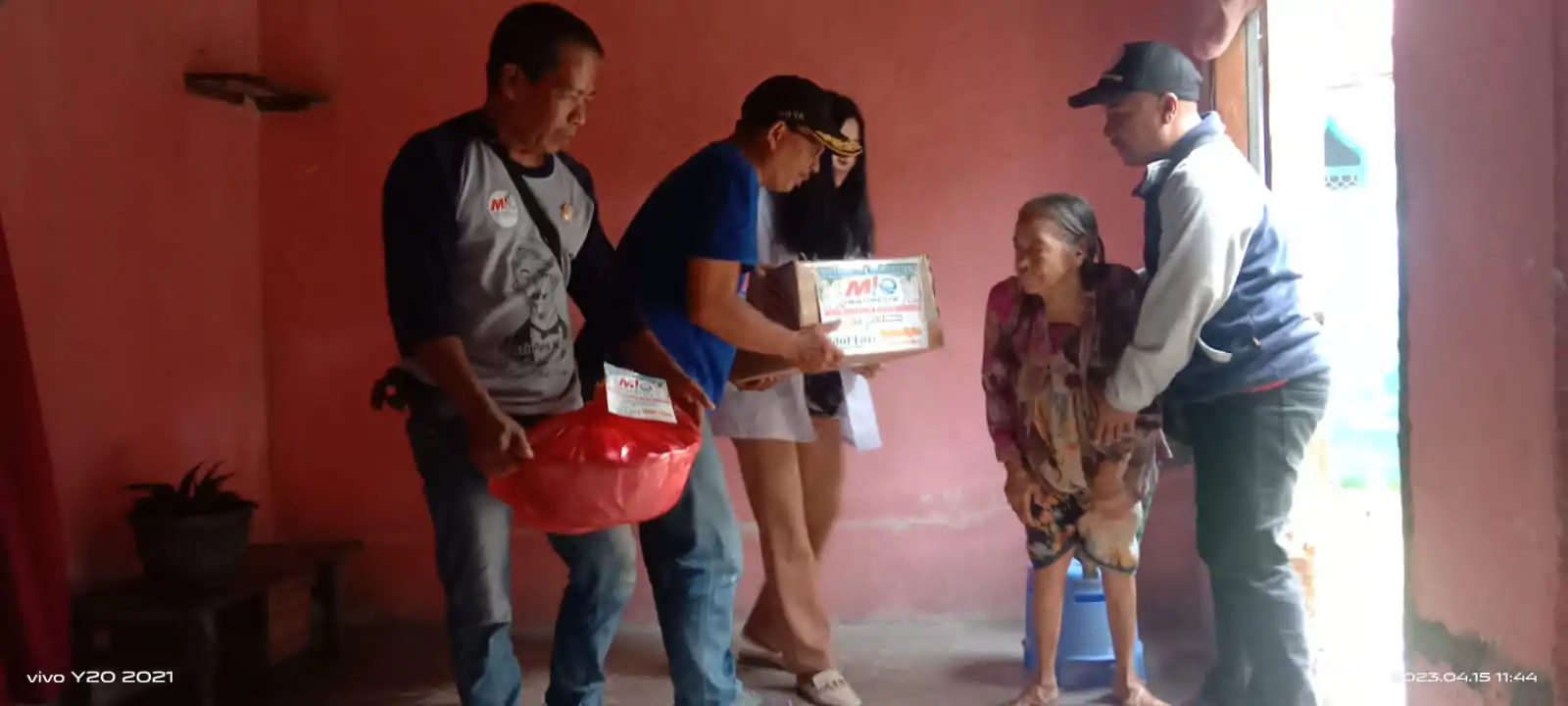 PD MIO Jombang Bagikan Paket 50 Paket Sembako Kepada Warga Yang Kurang Mampu
