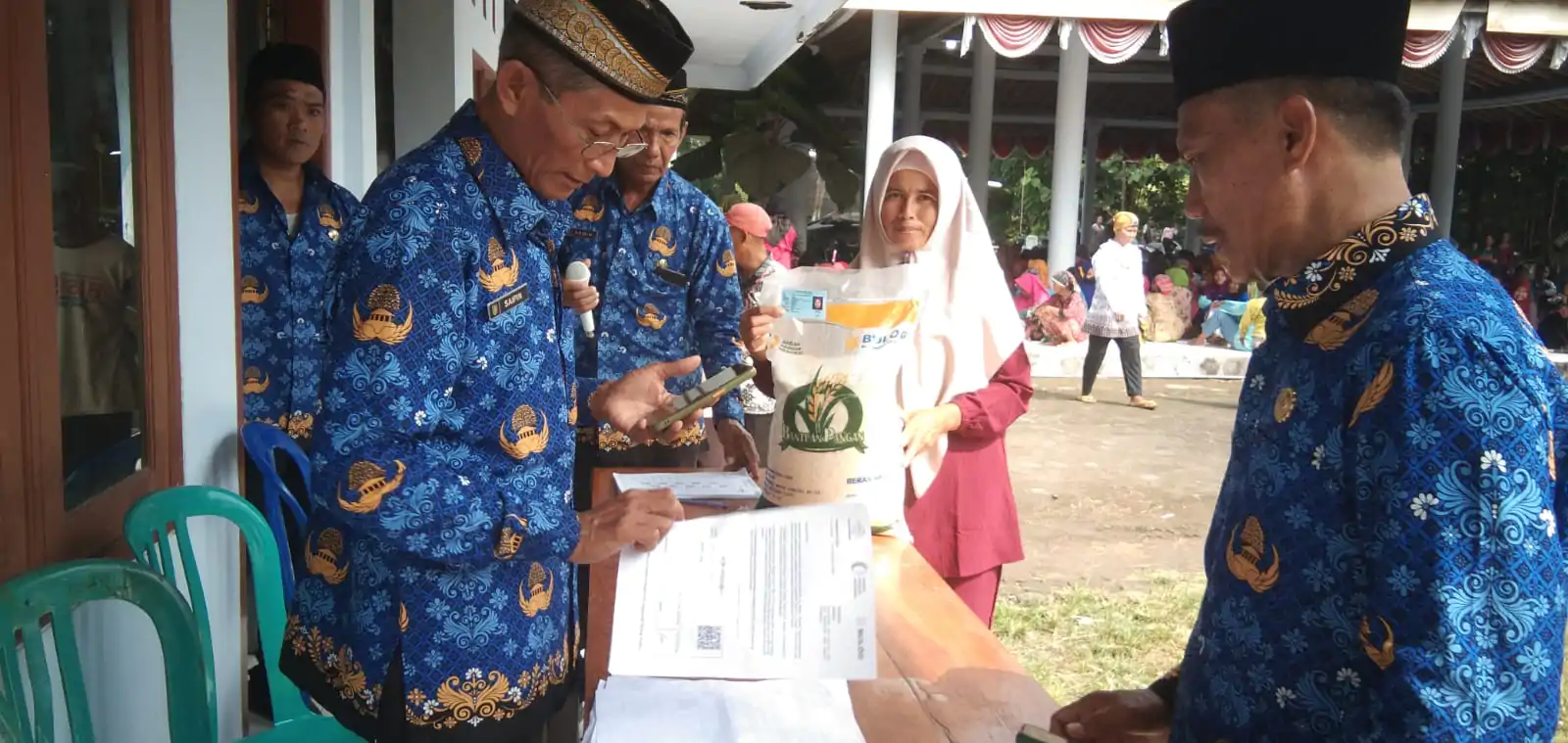 Penyaluran Bansos Di Balai Desa Mandaro Kabuh Jombang