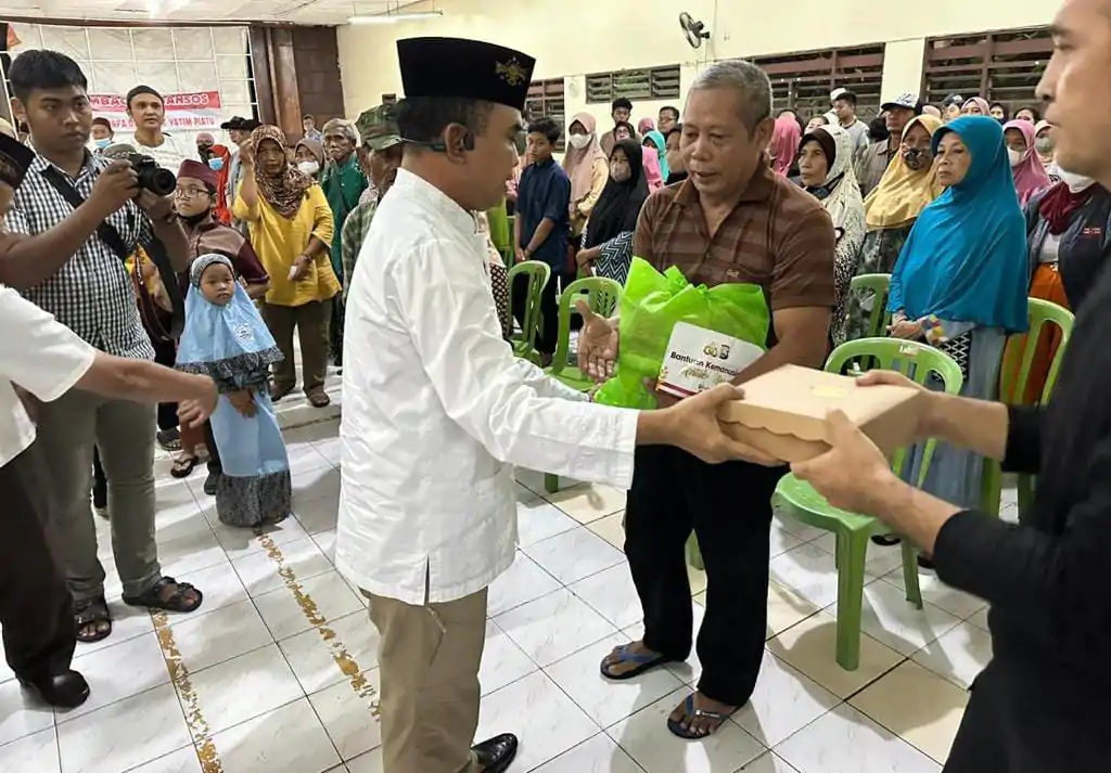 Polda Jatim Salurkan Bansos Sembako Bagi Kaum Dhuafa Dan Anak Yatim Piatu