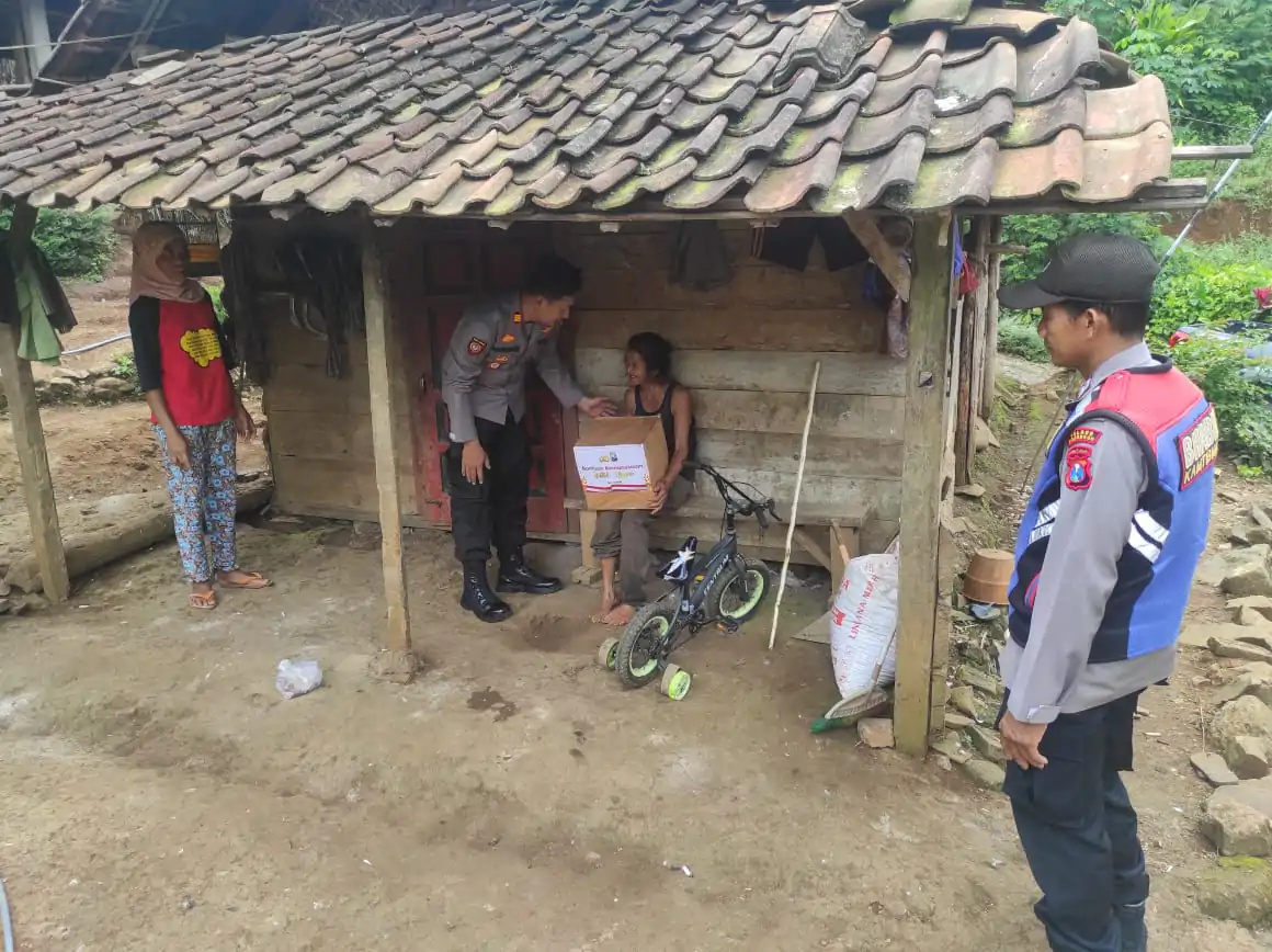Polisi Datang Serahkan Bantuan, Warga Pulung Diponorogo Riang