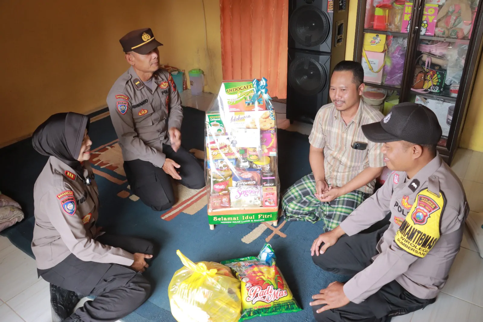 Polisi Kembali Berikan Bantuan Untuk Keluarga Areminia Di Jember