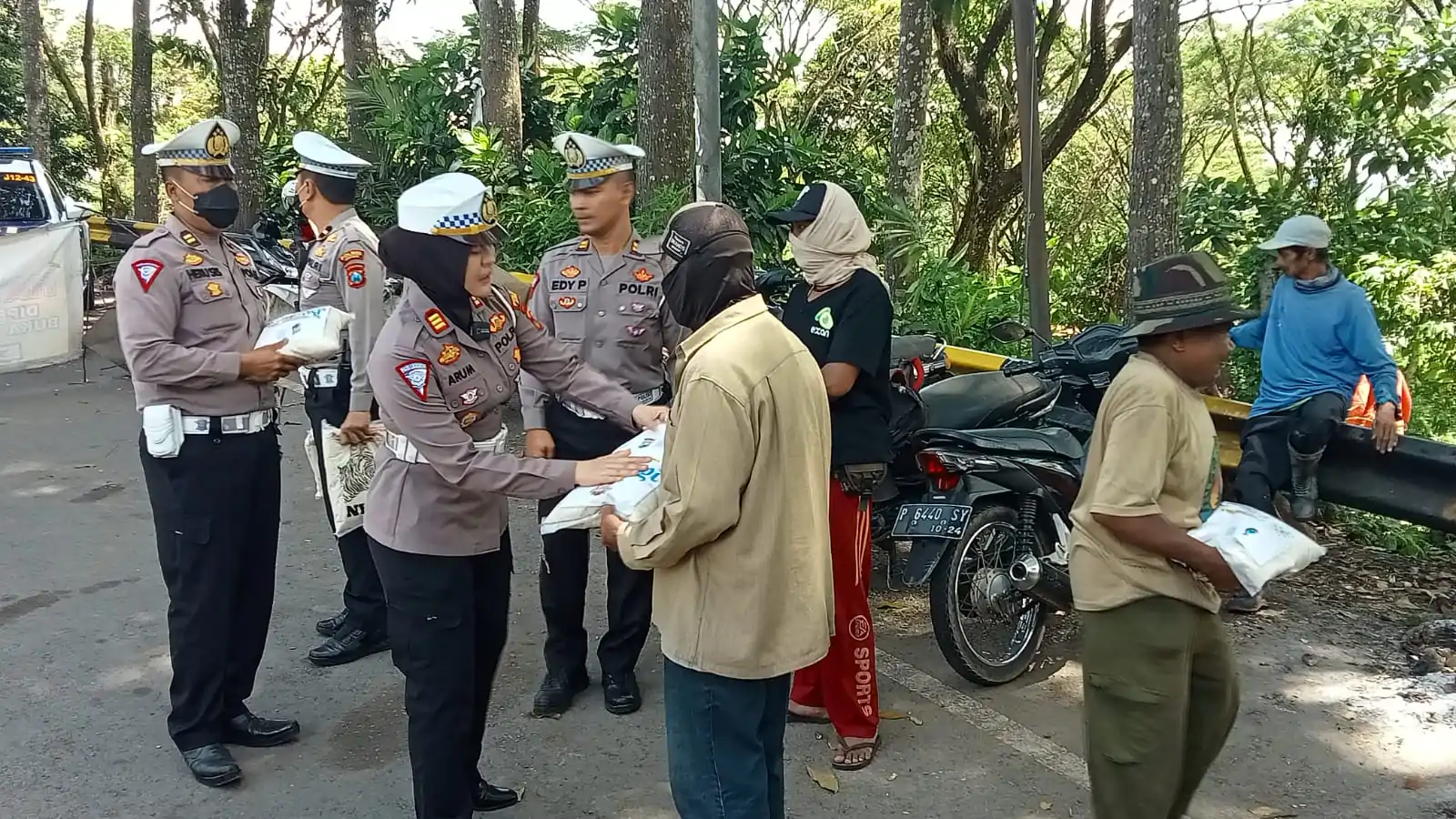 Polres Jember Salurkan Bantuan Sembako Dan Edukasi Keselamatan Di Gunung Gumitir