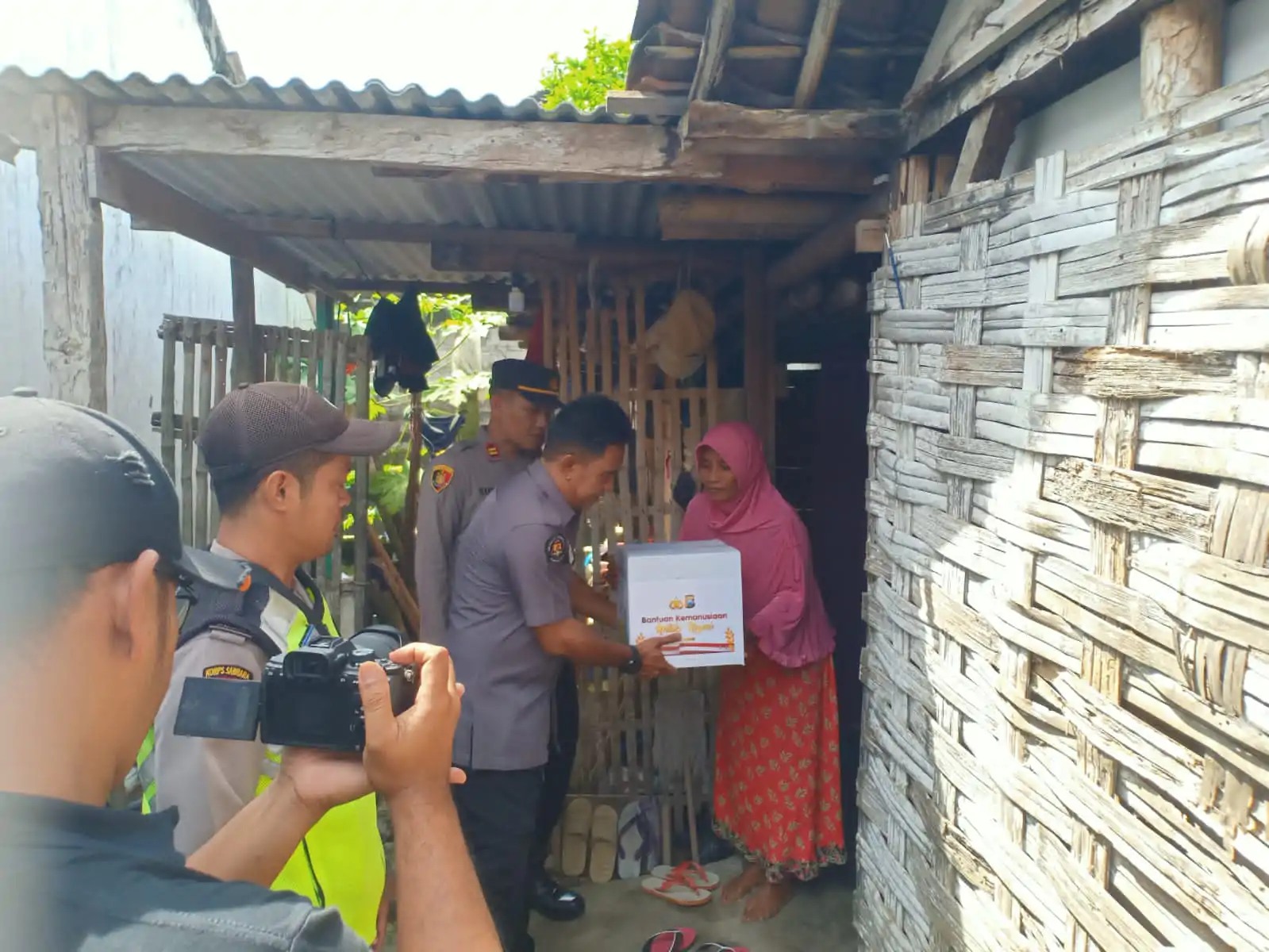 Polres Lamongan Berbagi Paket Sembako Ringankan Beban Warga Sambeng