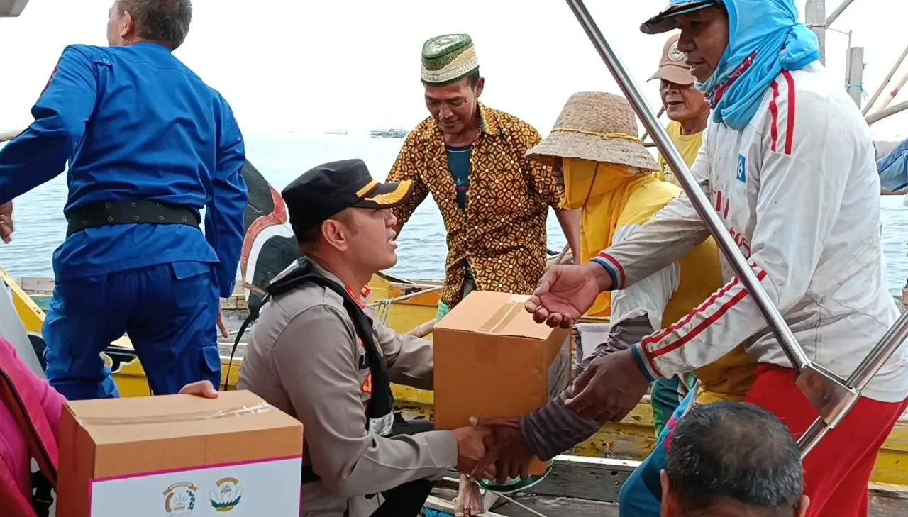 Polres Pasuruan Kota Salurkan Bantuan Kemanusian Ke Nelayan