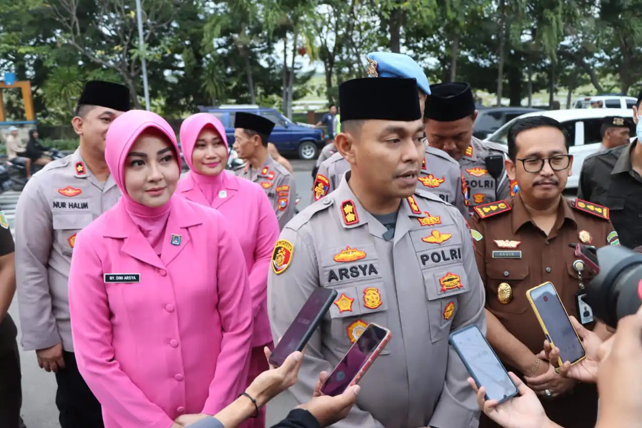 Polres Probolinggo Beserta Bhayangkari Dan Awak Media Berbagai Ratusan Takjil Kepada Para Pengendara
