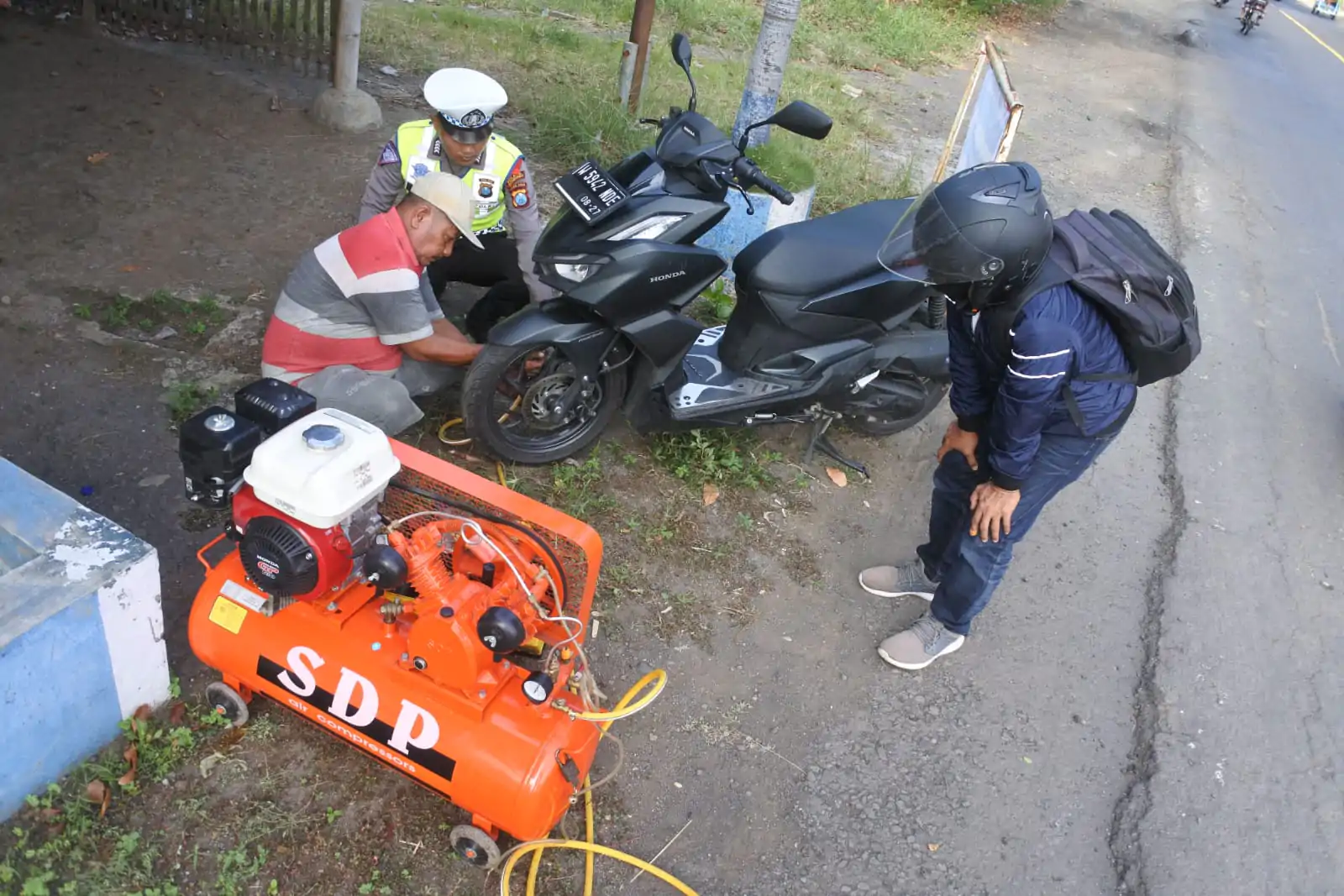 Polres Situbondo Layani Tambal Ban Dan BBM Gratis Khusus Pemudik
