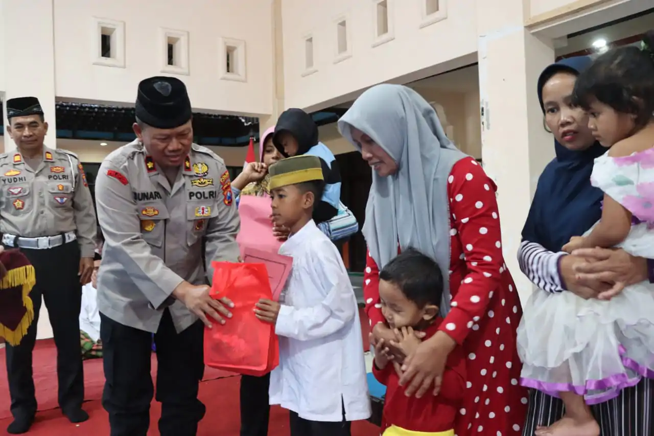 Polres Trenggalek Laksanakan Patroli Wilayah Sambil Berbagi Sembako