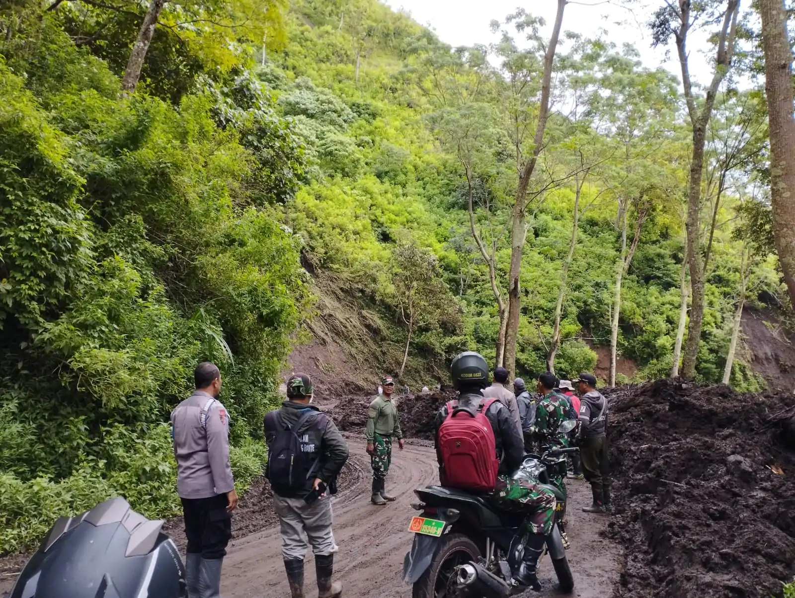 Polri Bersama TNI Bersihkan Material Longsor Di Bondowoso, Akses Menuju Sempol Kembali Lancar