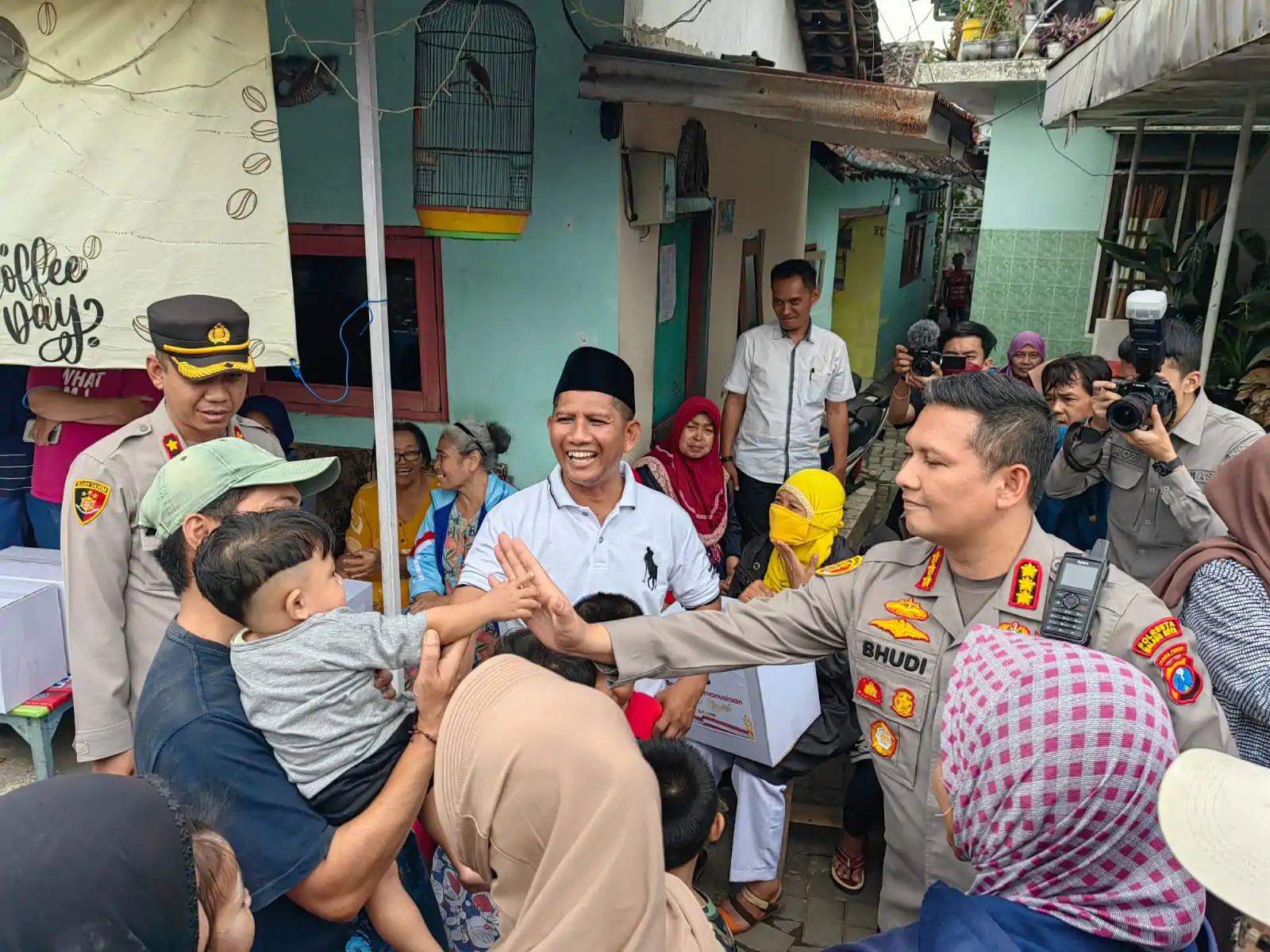 Sambangi Warga Bantaran Rel Kereta Api, Kapolresta Malang Kota Distribusikan Bantuan Kemanusiaan Untuk Negeri