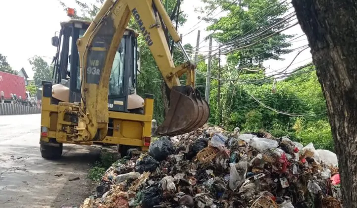 Sampah Menumpuk Di Jalur Pantura Kraton, Akhirnnya Dibersihkan