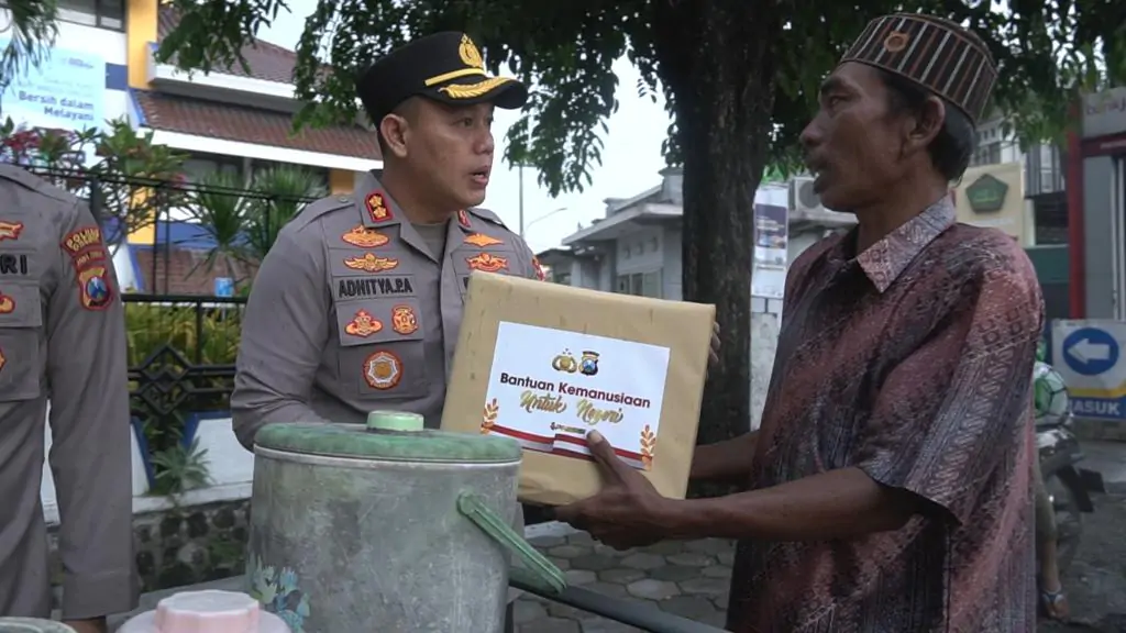 Sapa Warga, Kapolres Gresik Berbagi Paket Sembako Di Bulan Ramadhan