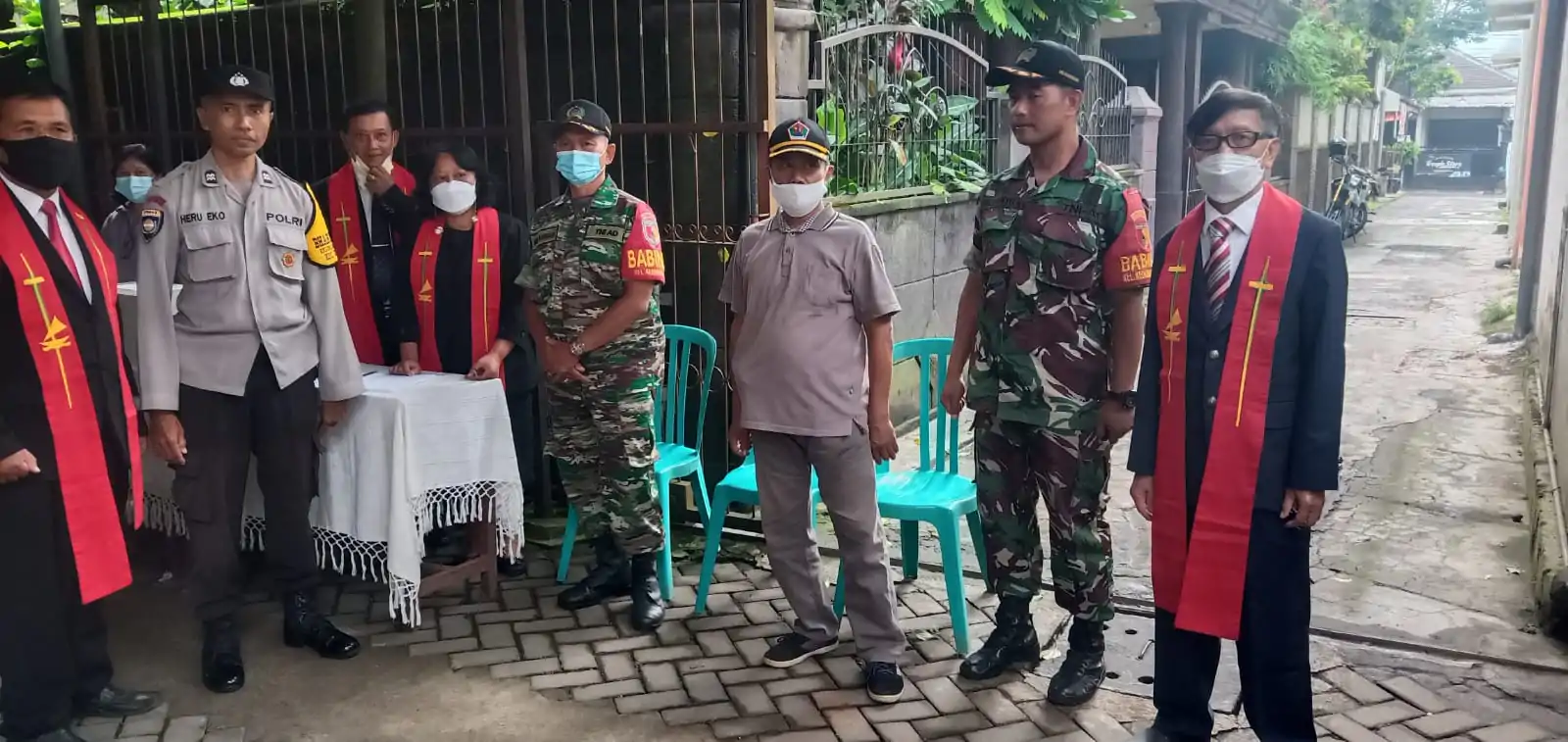Sinergitas Polisi Bersama TNI Lakukan Pengamanan Jum’at Agung  Sejumlah Gereja Di Kota Malang