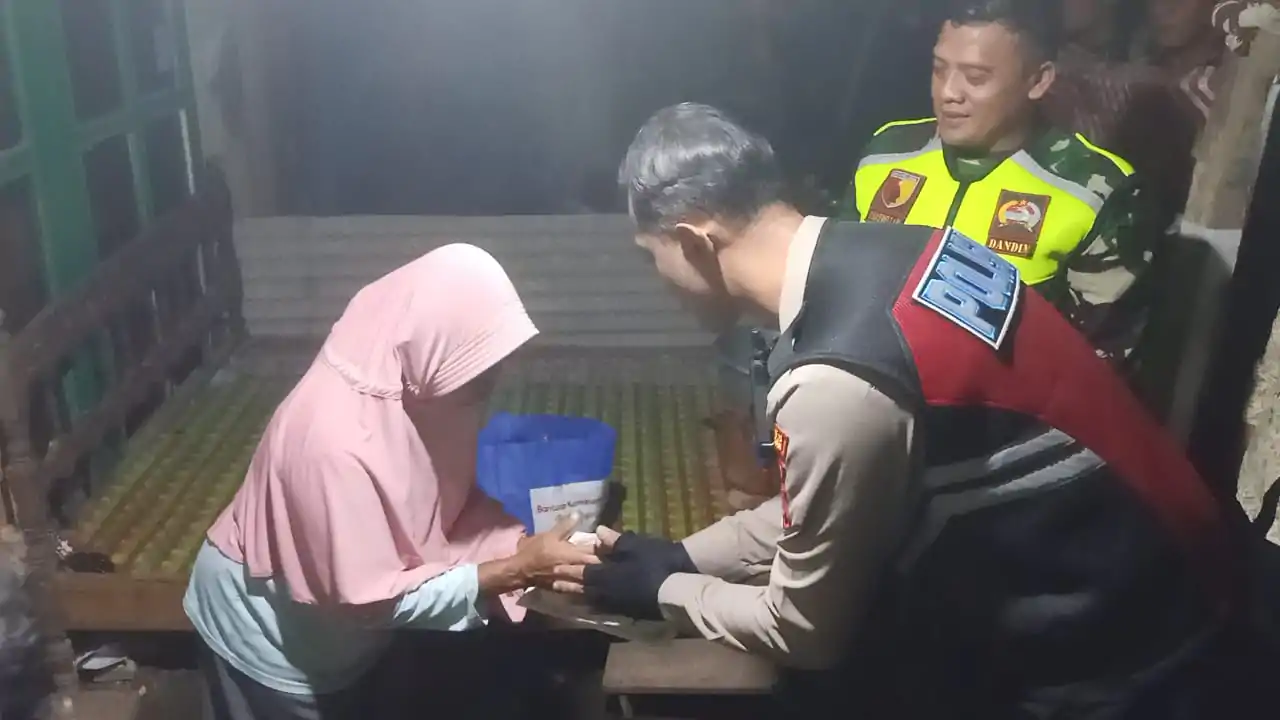 Sinergitas Polres Pamekasan Bersama Kodim 0826 Patroli Dialogis Sambil Berbagi Berkah