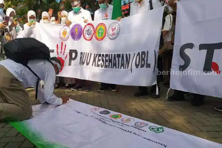 Tenaga Kesehatan Unjuk Rasa Ke DPRD Kabupaten Pasuruan Tolak RUU Kesehatan