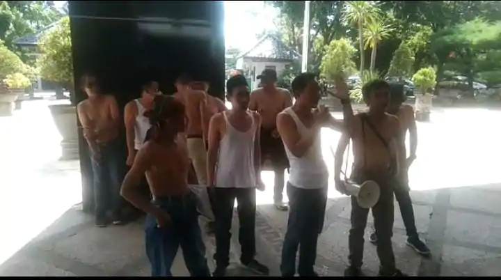 Tolak Pengesahan Raperda RTRW, Aktivis LSM Demo Didepan Kantor DPRD Dengan Telanjang Dada