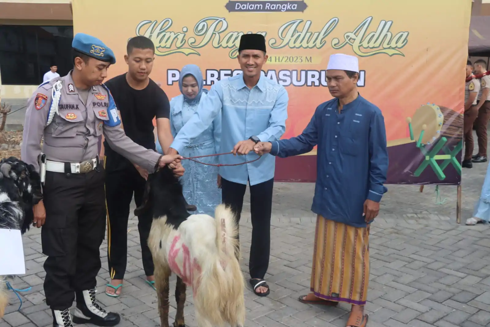 Idul Adha 1444 H, Kapolres Pasuruan Serahkan Hewan Qurban