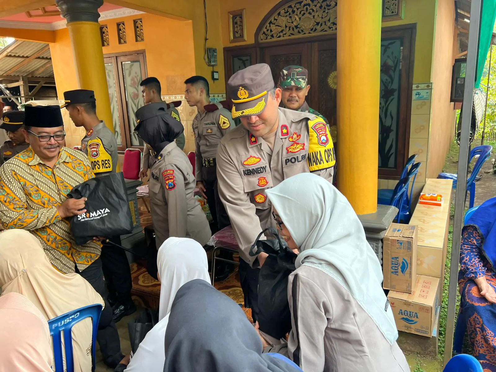 Polri Peduli,Kapolres Pasuruan Serah Terimakan Kunci Bedah Rumah PHL Polsek Gempol