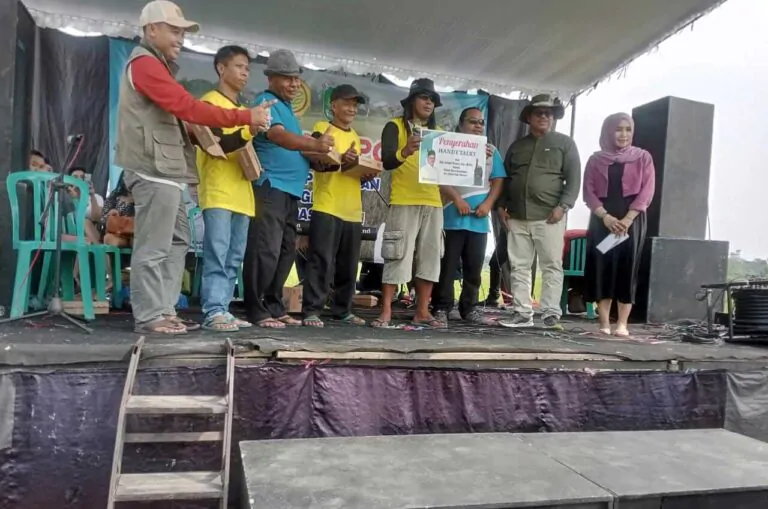 Panen Raya H Samsul Hidayat Anggota DPRD Kabupaten PasuruanHadiri Panen Raya Poktan Desa Kepulungan Gempol