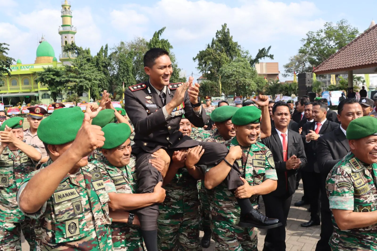 Upacara Hari Bhyangkara Ke-77, Kapolres Pasuruan Berikan Penghargaan Kepada Anggota Berprestasi