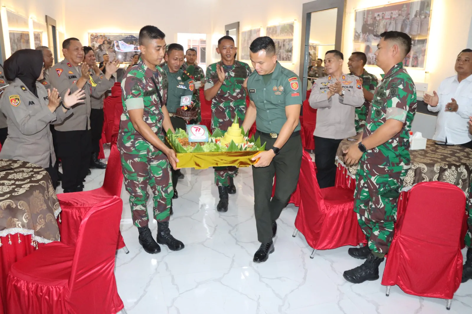 Wujudkan Sinergitas Di Hari Bhayangkara Polri, Danykov 8/NSW/2 Kostrad Berikan Surprise Untuk Polres Pasuruan