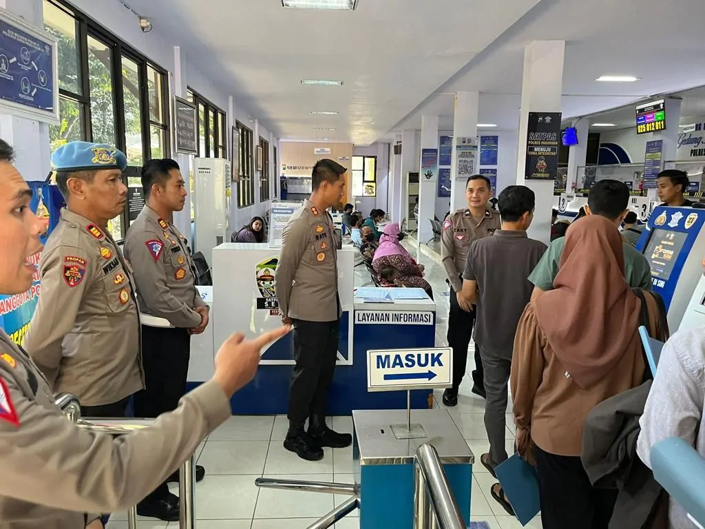 Demi Kepuasan Masyarakat, Kapolres Pasuruan Cek Kesiapan Petugas Pelayanan SIM Di Kantor Satpas