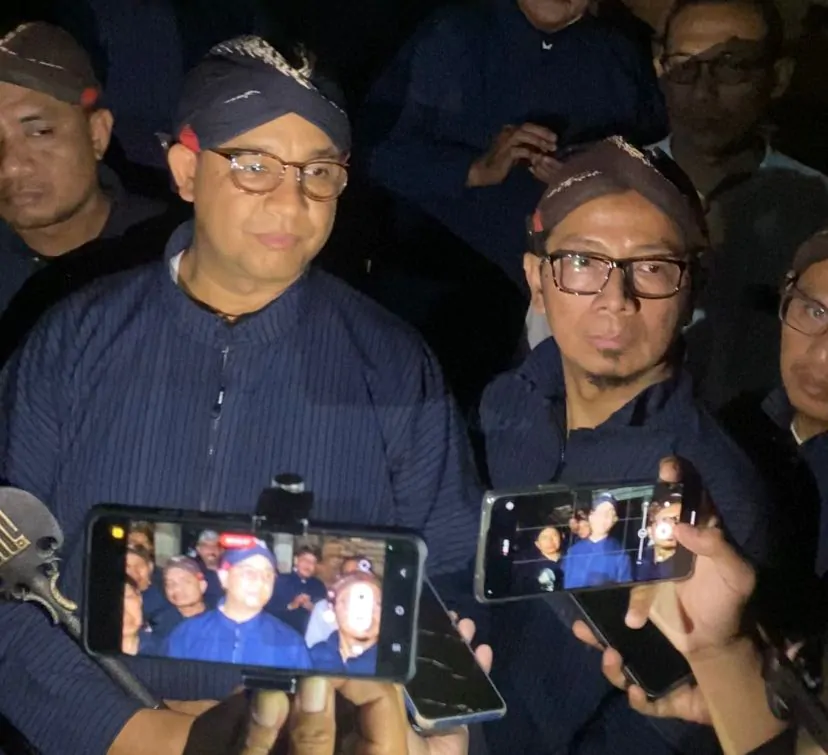 H. R Sang Alang Hardjono Mendampingi Anies Baswedan Ziarah Di Makam Raha-Raja Mataram Di Kuto Gedhe