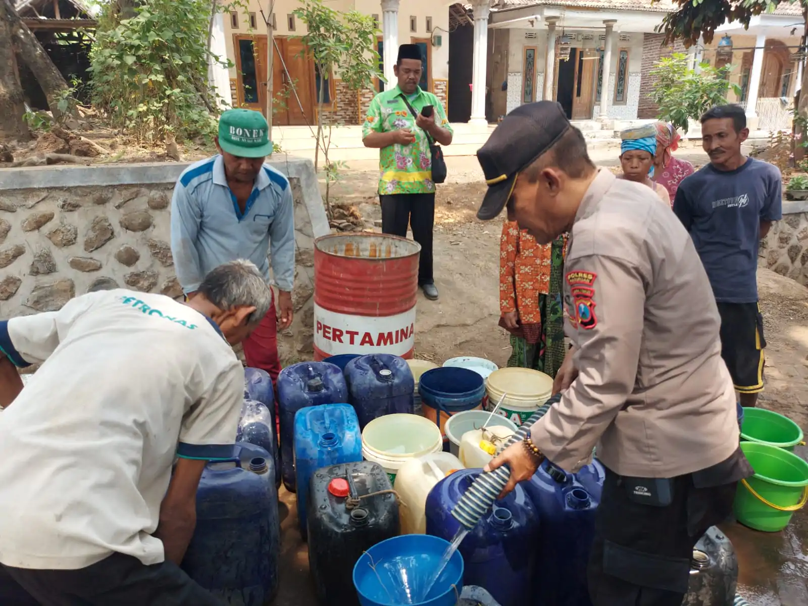 Kapolres Pasuruan Pimpin Pendistribusian Bantuan Air Bersih Untuk Masyarakat Kabupaten Pasuruan