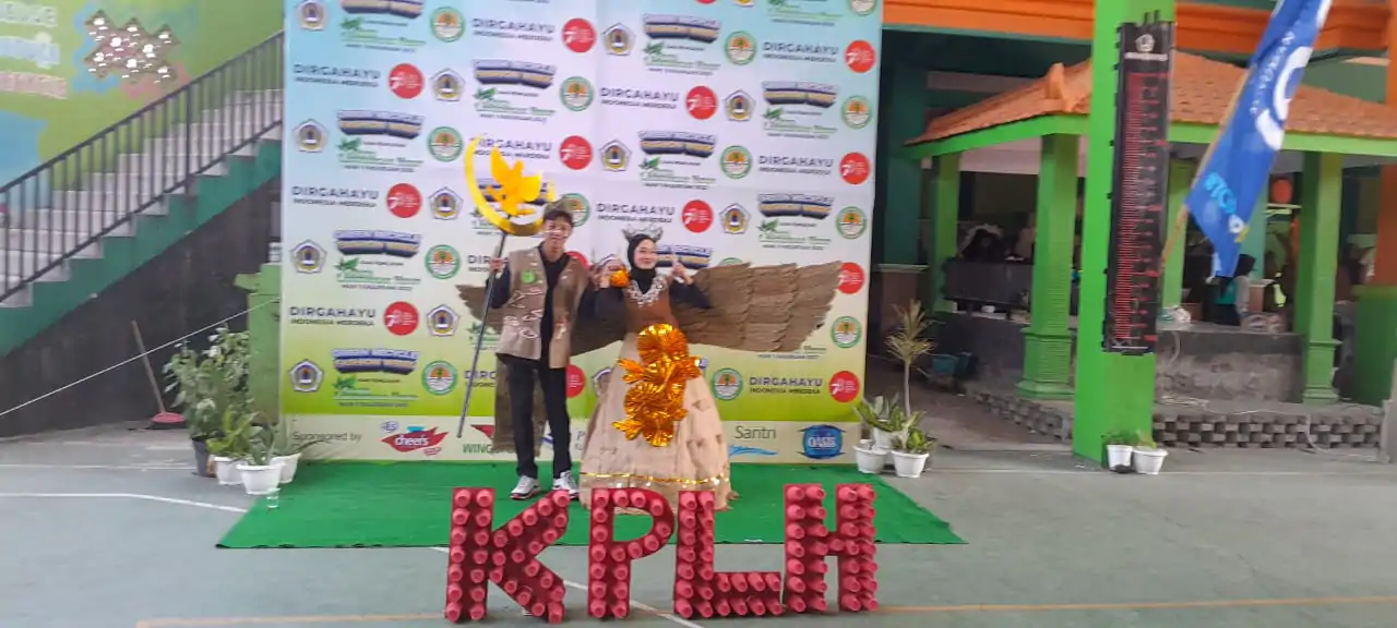 Memperingati HUT-RI Ke-78, MAN 1 Pasuruan Mengadakan Festival Fashion Show Dari Sampah Daur Ulang