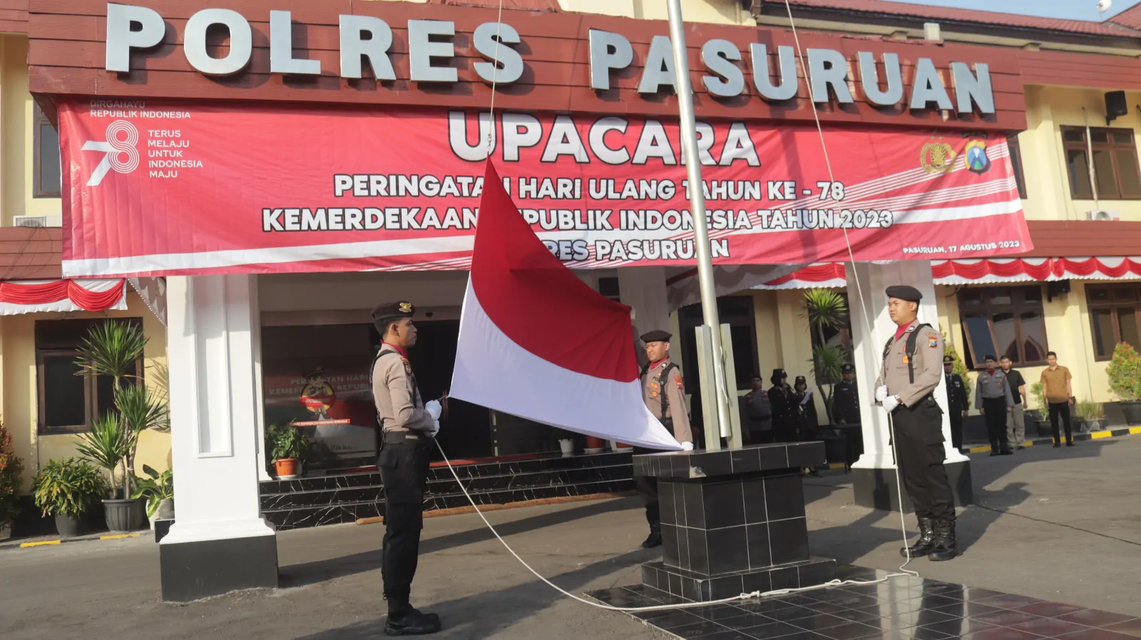 Peringati HUT RI Ke-78, Kapolres Pasuruan Pimpin Upacara Pengibaran Merah Putih