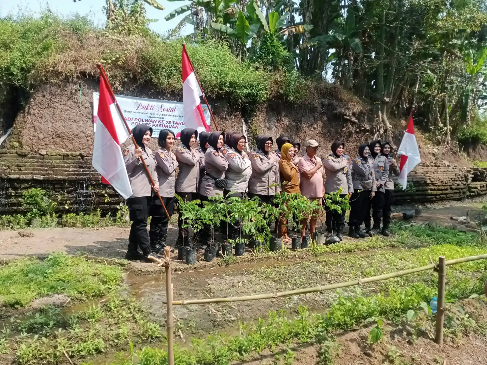 Polwan Polres Pasuruan Gelar Bakti Sosial Dan Bakti Relegi Dalam Rangka Hari Jadi Polwan Ke-75