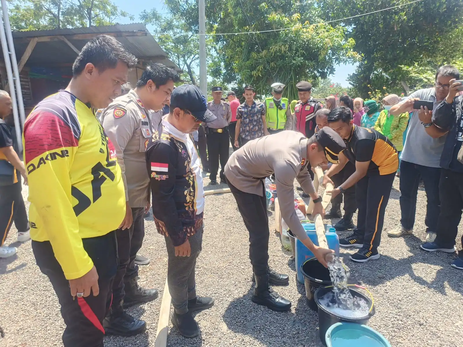 Wujud Bakti Polri Kepada Masyarakat, Polres Pasuruan Melaksanakan Baksos Pembagian Air Bersih