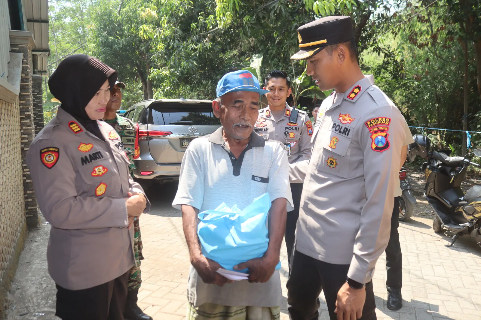 Bakti Sosial Polri Untuk Masyarakat, Polres Pasuruan Gelar Jum’at Curhat Bagikan Sembako