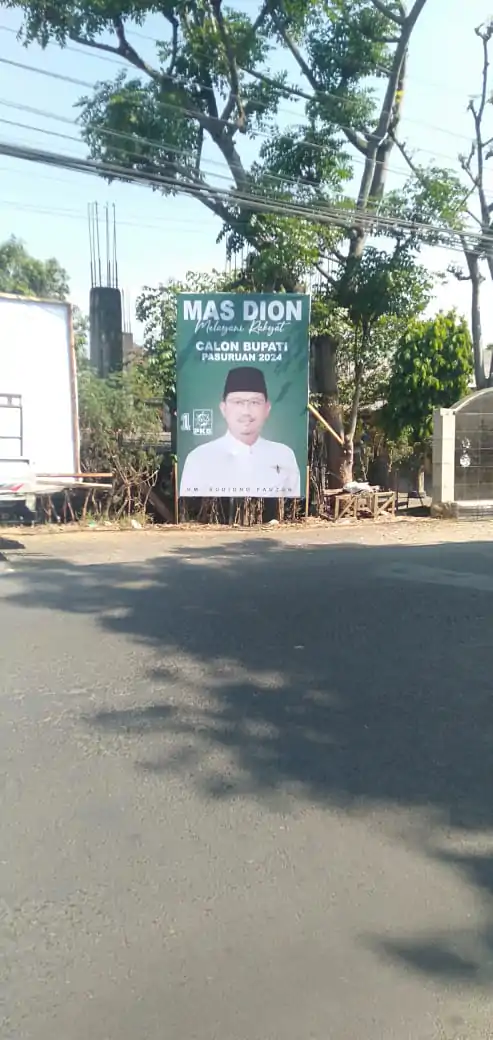 Barisan Pendukung Mas Dion Gotong Royong Pasang Baliho Calon Bupati 2024