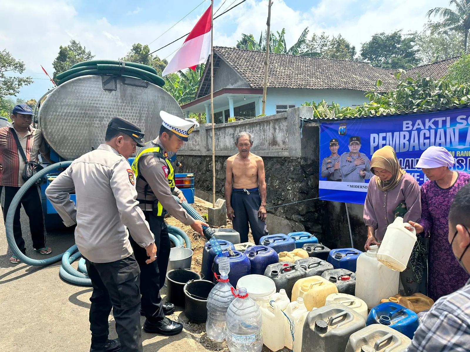 Jelang Hari Lalu Lintas Bhayangkara Ke-68, Satlantas Polres Pasuruan Salurkan Air Bersih Untuk Masyarakat