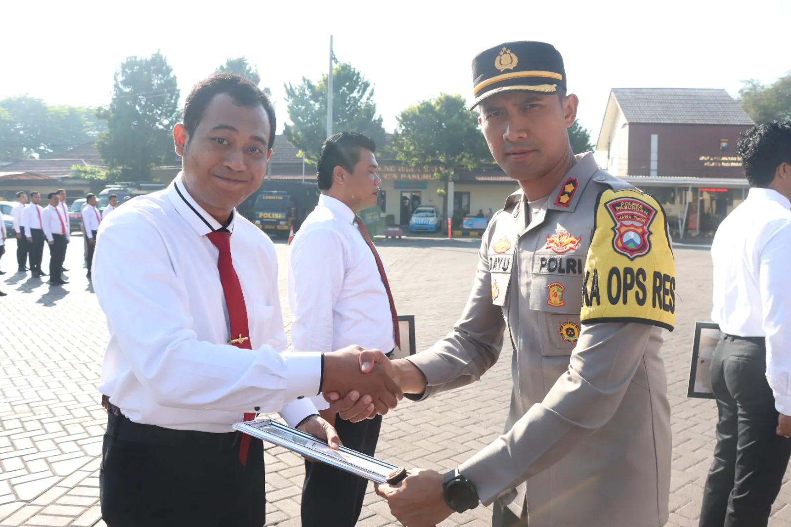 Wujud Rasa Terima Kasih, Kapolres Pasuruan Berikan Penghargaan Kepada Personil Satreskrim Polres Pasuruan Kota