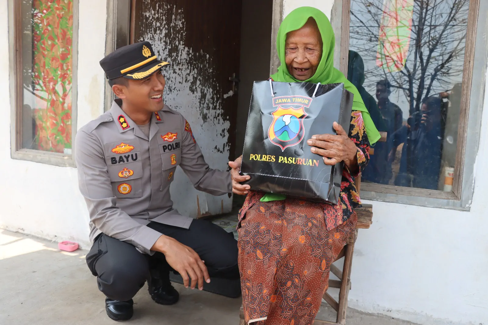 Peduli Masyarakat, Kapolres Pasuruan Melaksanakan Jum’at Curhat Dan Baksos Door To Door